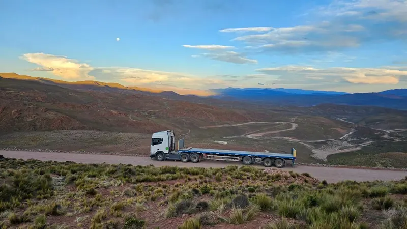 Camión con carretón de la flota Cruzalta